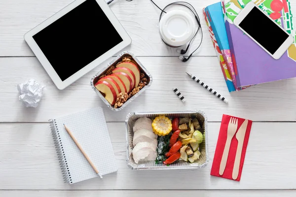 Υγιεινά τρόφιμα, μεσημεριανό γεύμα σε αλουμινόχαρτο πλαίσιο πίνακα μαθητών, διατροφή — Φωτογραφία Αρχείου