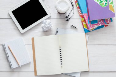 Tablet ve günlüğü arka plan ile öğrenci tablo