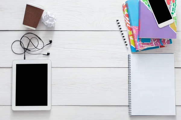 Mesa de estudiantes con tablet y fondo de smartphone — Foto de Stock