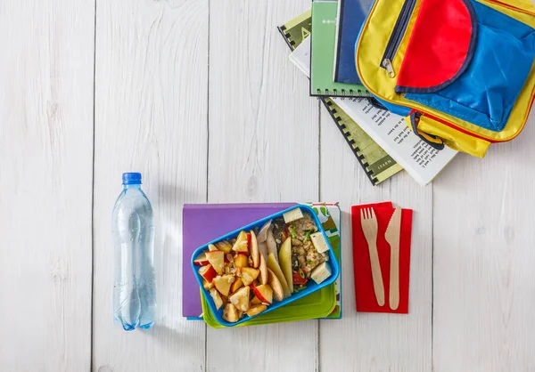 Doos van de lunch van de gezonde school op witte houten achtergrond, bovenaanzicht — Stockfoto