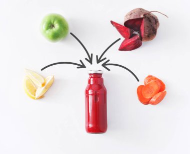 Beyaz arka plan üzerinde izole doğal detoks pancar smoothie maddeler