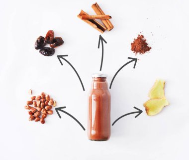 Beyaz arka plan üzerinde izole doğal detoks çikolata smoothie maddeler