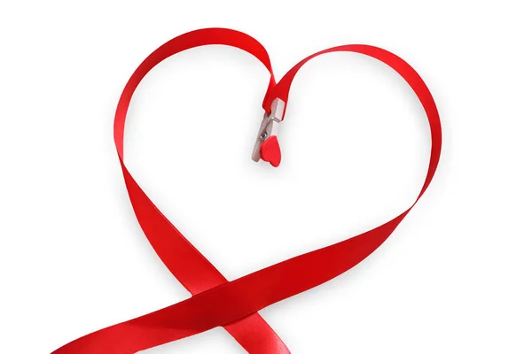 Piros szatén szalaggal, szív alakú, Valentin-nap szeretet fogalma. — Stock Fotó