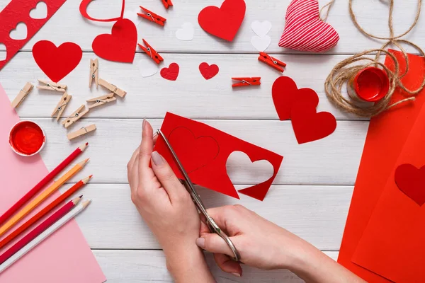 Valentine dag handgemaakte scrapbook achtergrond, knippen en plakken van harten kaart — Stockfoto