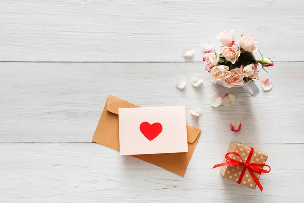 День Святого Валентина фон, серце і квіти на білому дереві — стокове фото