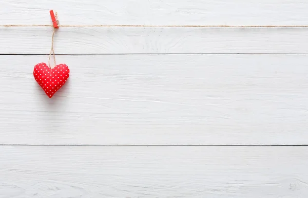 San Valentín amor fondo, almohada corazón en madera, espacio de copia — Foto de Stock