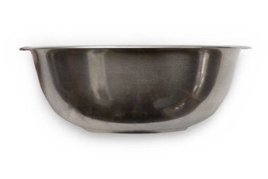 Beyaz arka plan üzerinde metal salata tabağı