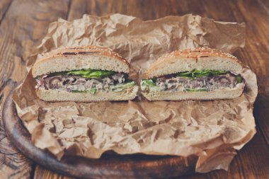 Klasik Amerikan Burger, lokanta ahşap arka plan üzerinde