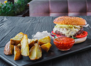 Fast food üstten görünüm götürün. Hamburger, sosisli ve patates