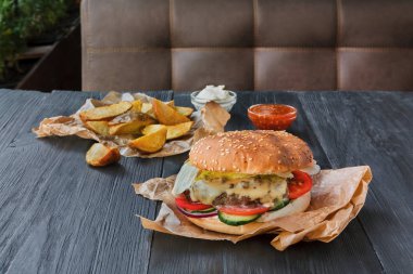 Fast food restoran yemek. Hamburger ve patates dilimleri