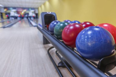 Bowling topları dönüş makine, sokak arka plan