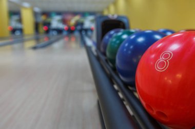 Bowling topları dönüş makine, sokak arka plan