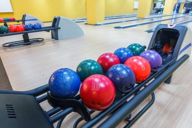 Bowling topları dönüş makine, sokak arka plan