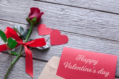 Sevgililer günü arka plan, el yapımı kalp, ahşap üzerine gül çiçek