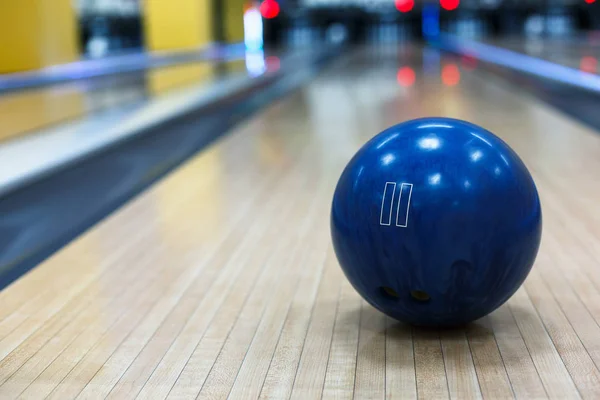 Bola de bolos primer plano en el fondo del carril — Foto de Stock