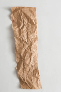 Beyaz arka plan üzerinde izole eski craft kağıt levha