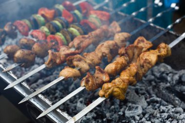 Sığır eti ve tavuk kebap. Taze et mangal, Barbekü