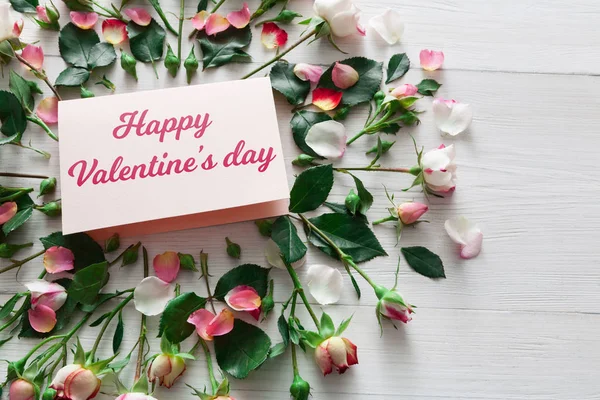 Valentinstag Hintergrund, Herzen, Karte und Blumen auf weißem Holz — Stockfoto