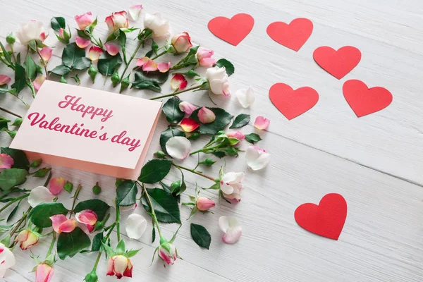 Tło valentine day, serca, karty i kwiaty na biały drewno — Zdjęcie stockowe