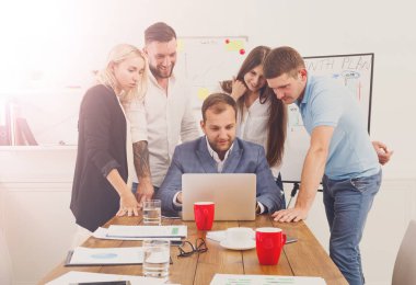 Mutlu iş insanlar takım ile birlikte office içinde laptop
