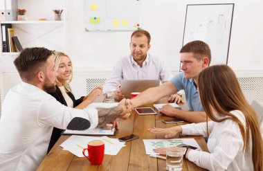 İş karşılıklı office toplantısında, sözleşme sonuç