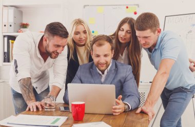 Mutlu iş insanlar takım ile birlikte office içinde laptop