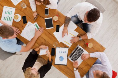 Grup çalışma office, üstten görünüm meşgul iş adamları