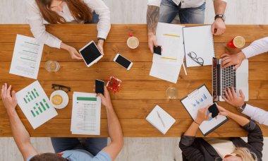 Grup çalışma office, üstten görünüm meşgul iş adamları