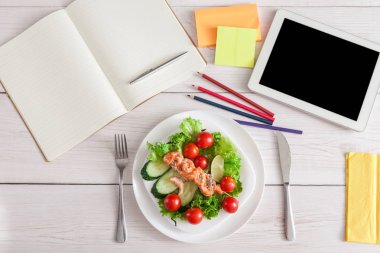 Sağlıklı bir iş öğle yemeği aperatif ofis, sebze salatası Üstten Görünüm