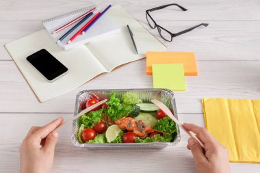 Sağlıklı bir iş öğle yemeği aperatif ofis, sebze salatası pov görünümü