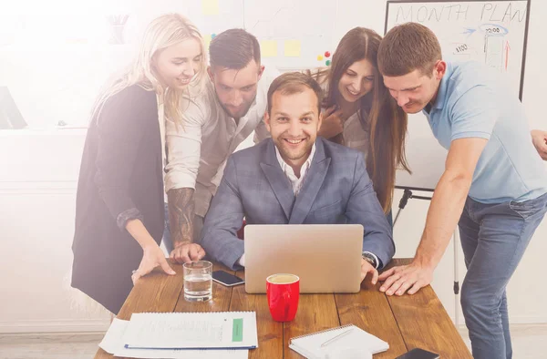 Gente de negocios feliz equipo junto con el ordenador portátil en la oficina — Foto de Stock