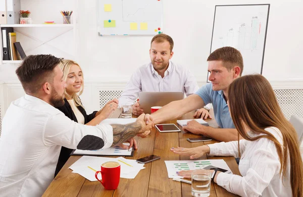 Zakelijke handdruk tijdens office vergadering, sluiten van een contract — Stockfoto