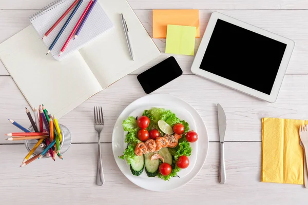 Sağlıklı bir iş öğle yemeği aperatif ofis, sebze salatası Üstten Görünüm