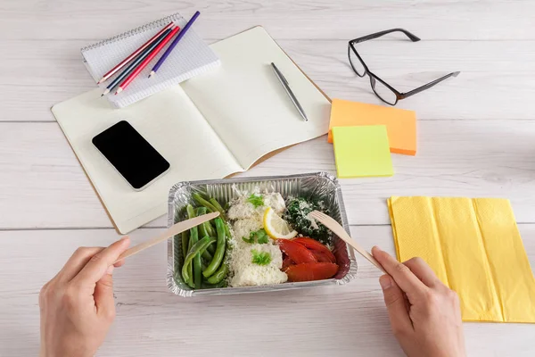 在办公室里，蔬菜沙拉 pov 视图健康商务午餐点心 — 图库照片
