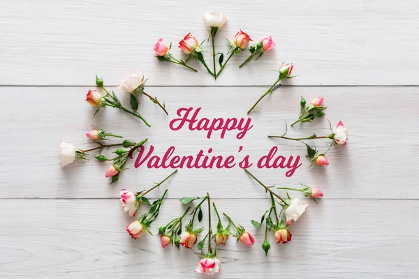 Valentine day background, flowers circle on white wood — Stock Photo, Image