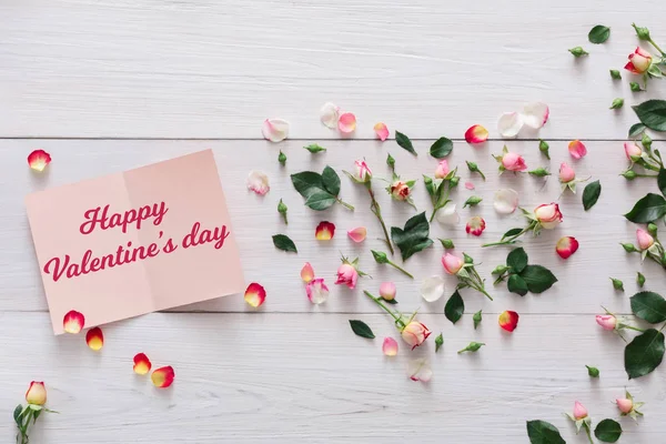 Valentinstag Hintergrund, Herz-Karte und Blumen auf weißem Holz — Stockfoto
