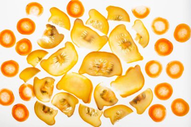 Arkadan aydınlatmalı dokulu dilim pattypan kabak ve havuç, soyut arka plan