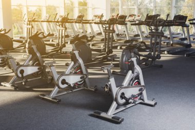 Modern bir spor salonu iç donanımları, fitness egzersiz bisikleti ile