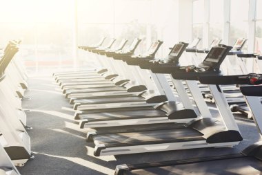 Modern bir spor salonu iç donanımları, fitness kardiyo egzersizi için koşu bandı ile