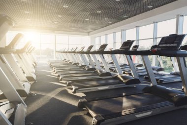 Modern bir spor salonu iç donanımları, fitness kardiyo egzersizi için koşu bandı ile