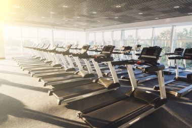 Modern bir spor salonu iç donanımları, fitness kardiyo egzersizi için koşu bandı ile