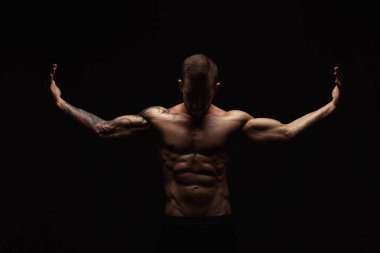 Güçlü atletik adam aidatı çıplak kas vücut