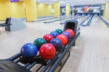 Bowling topları dönüş makine, sokak arka plan