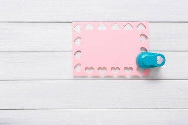 Sevgililer günü kartı, zanaat scrapbooking arka plan, delik yumruk kalp formu