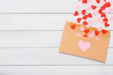 Sevgililer günü aşk mektubu Beyaz ahşap zemin üzerinde