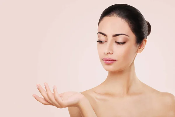 Beautiful indian girl with perfect skin, isolated on pink background — Stock Photo, Image