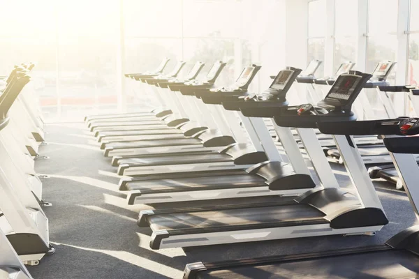 Modern bir spor salonu iç donanımları, fitness kardiyo egzersizi için koşu bandı ile — Stok fotoğraf