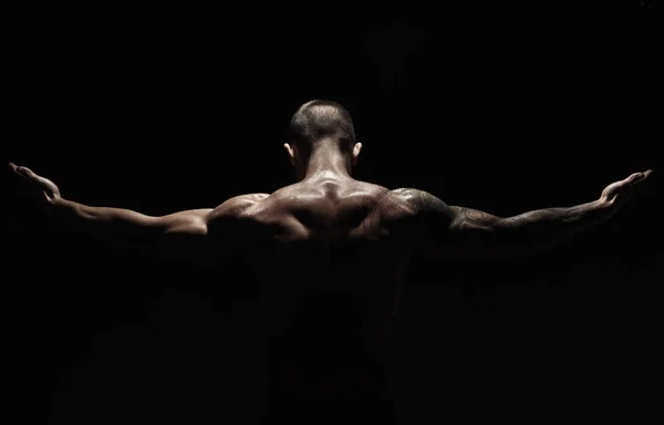 Нерозпізнаний чоловік показує сильні м'язи шиї крупним планом — стокове фото