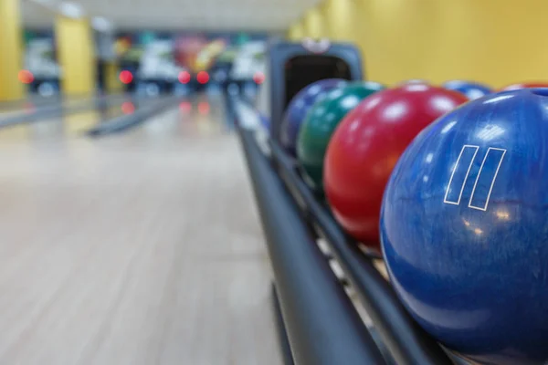 Bowling balls return machine, alley background — Stock Photo, Image