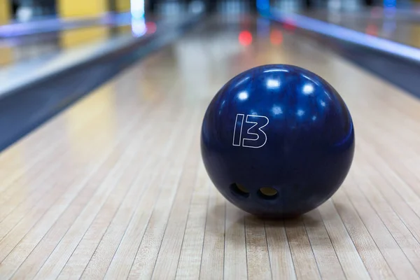 Bola de bolos primer plano en el fondo del carril — Foto de Stock